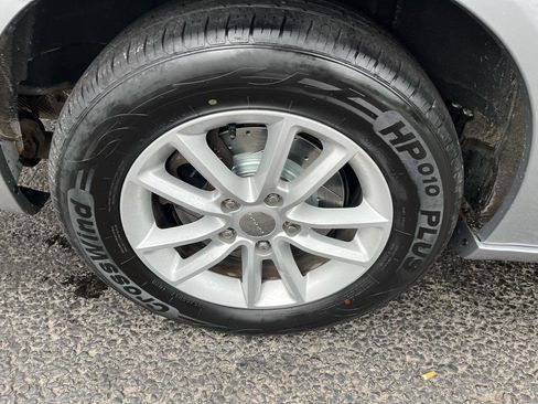 Used 2019 Dodge Grand Caravan SXT FWD image 13