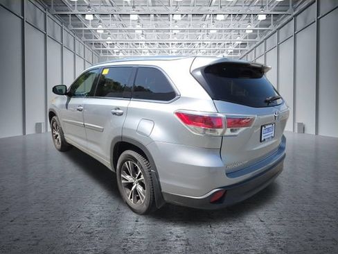 Used 2016 Toyota Highlander XLE AWD/4WD image 3