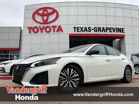 Used 2025 Nissan Altima 2.5 SV image 1