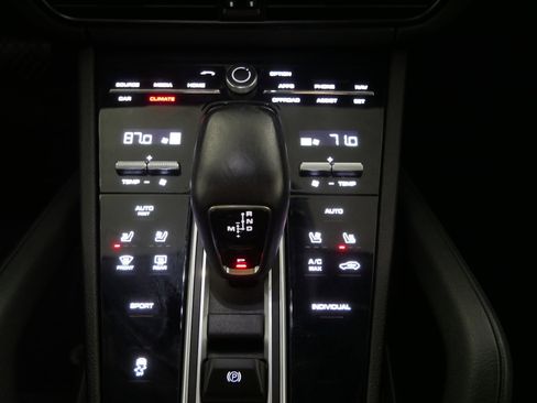 Used 2022 Porsche Cayenne AWD/4WD image 23