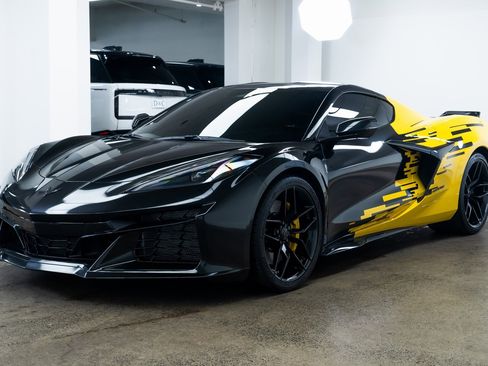 Used 2025 Chevrolet Corvette Z06 image 3