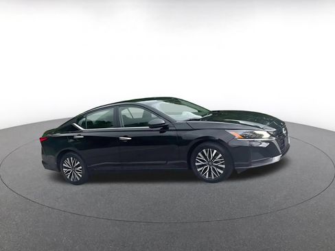 Used 2025 Nissan Altima 2.5 SV FWD image 2