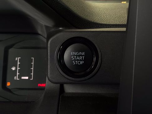 Used 2025 Toyota Tacoma SR5 AWD/4WD image 31