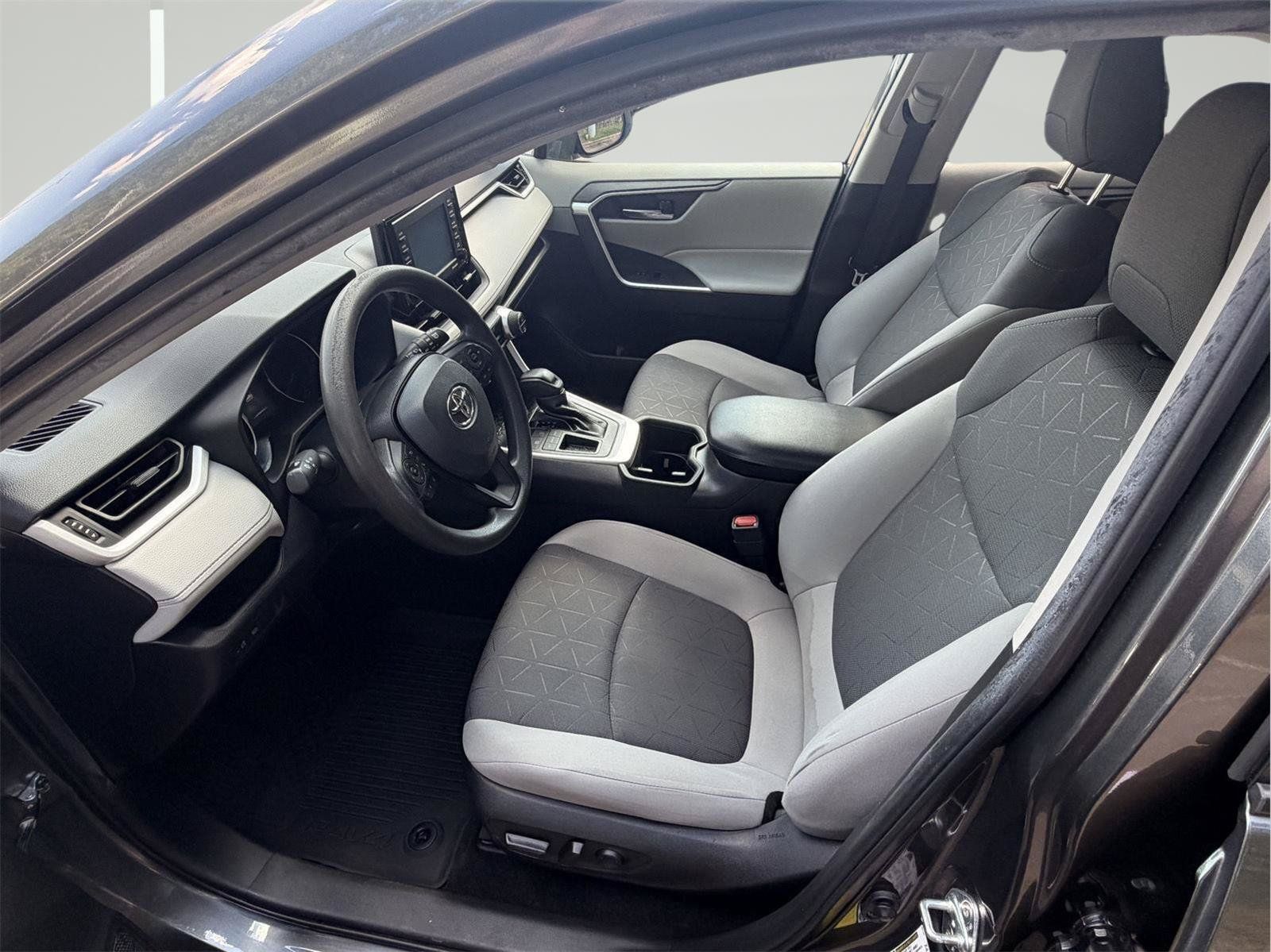 Used 2022 Toyota RAV4 XLE FWD image 21