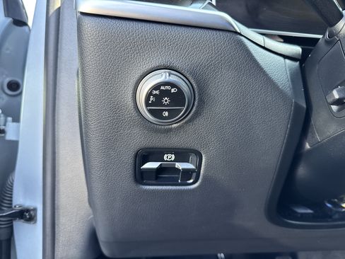 Used 2025 Mercedes-Benz GLC 300 4MATIC image 15