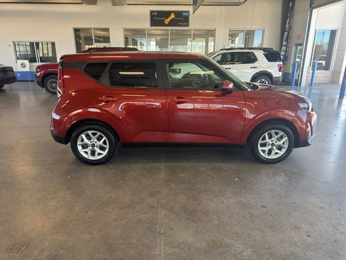 Used 2024 Kia Soul LX w/ Option Group 015 FWD image 6
