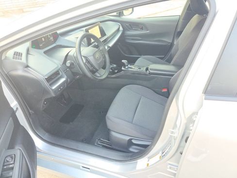 Used 2025 Toyota Prius LE FWD image 4