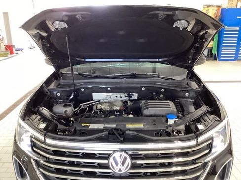 Used 2025 Volkswagen Atlas SE AWD/4WD image 16