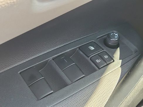Used 2022 Toyota Corolla LE FWD image 34