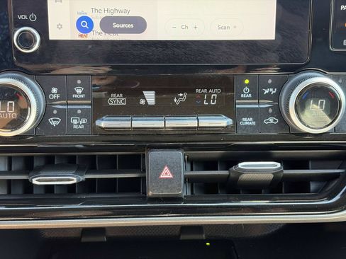 Used 2023 Toyota Highlander XLE FWD image 34
