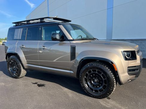 Used 2025 Land Rover Defender 110 AWD/4WD image 2