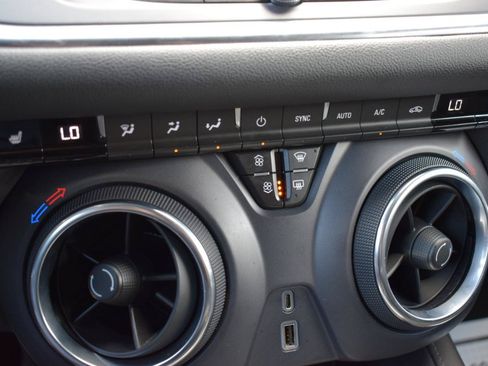 Used 2021 Chevrolet Blazer LT FWD image 25