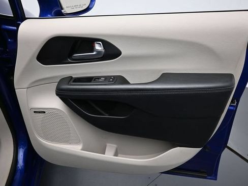 Used 2020 Chrysler Pacifica Limited FWD image 36