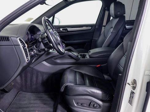 Certified 2023 Porsche Cayenne Platinum Edition image 5
