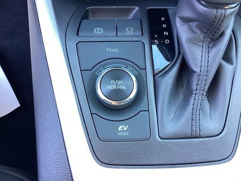 Used 2025 Toyota RAV4 XLE image 27