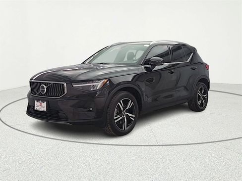 Used 2023 Volvo XC40 B5 Plus image 3