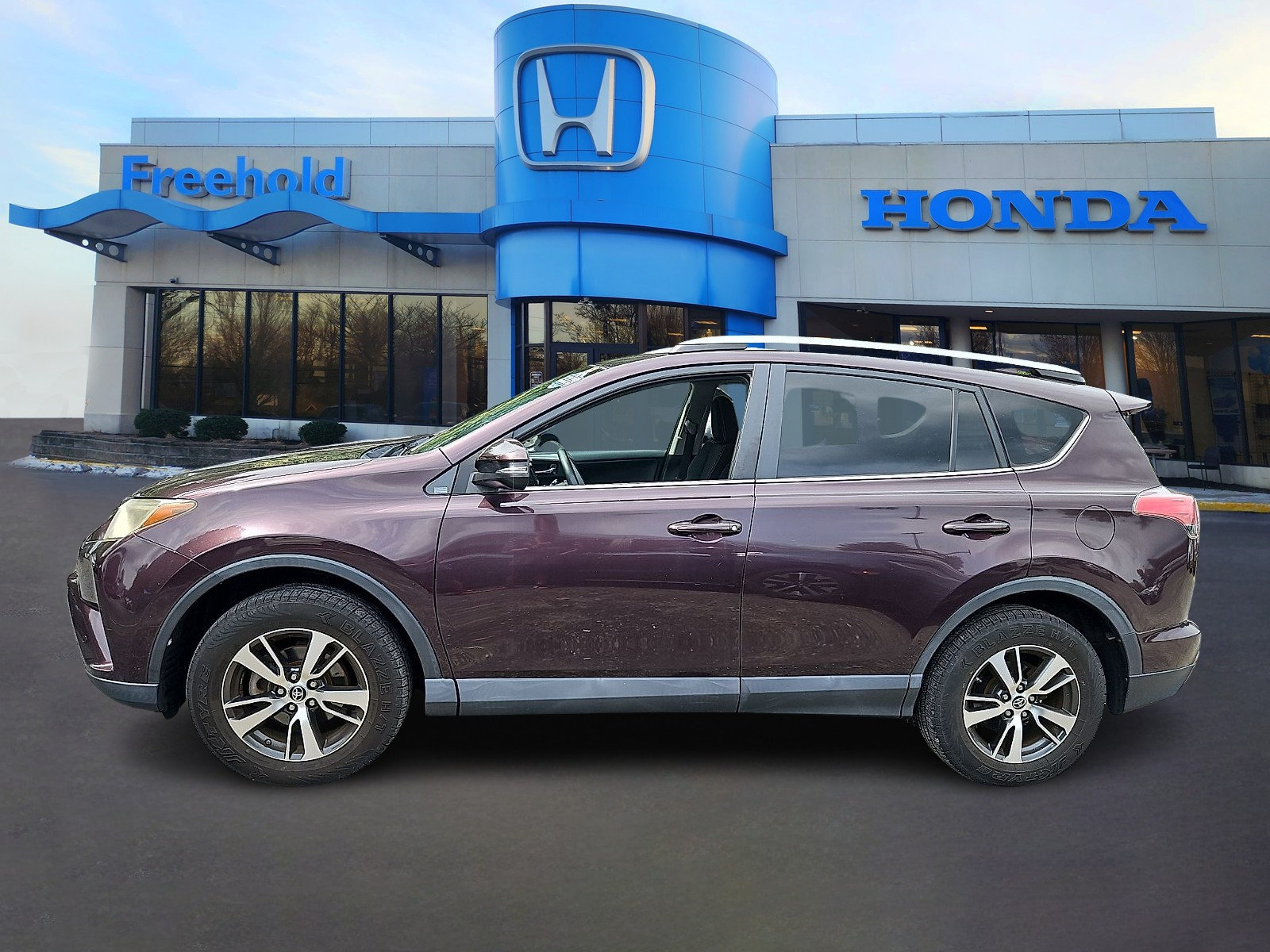 Used 2017 Toyota RAV4 XLE AWD/4WD image 4