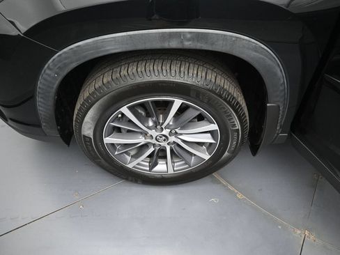 Used 2019 Toyota Highlander XLE AWD/4WD image 41