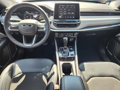 New 2025 Jeep Compass Latitude image 9