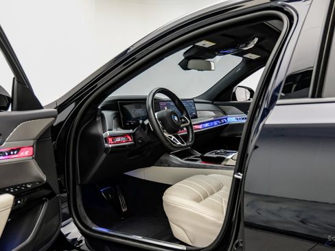 Used 2025 BMW i7 xDrive60 AWD/4WD image 35