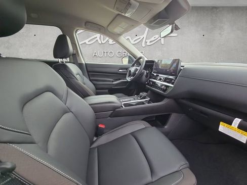 New 2026 Nissan Pathfinder SL image 24