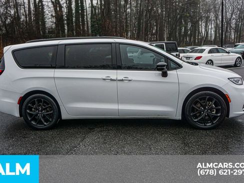 Used 2025 Chrysler Pacifica Limited image 9