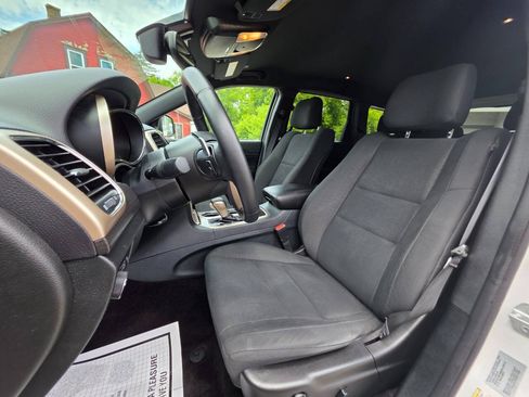Used 2017 Jeep Grand Cherokee Laredo w/ Quick Order Package 23E AWD/4WD image 8