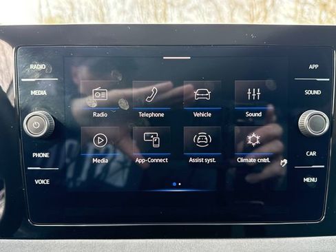 Certified 2025 Volkswagen Taos SE image 18