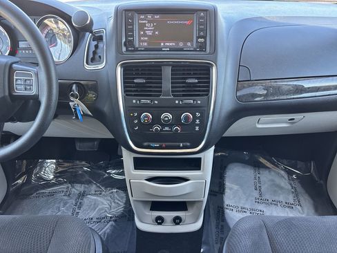 Used 2019 Dodge Grand Caravan SE w/ UConnect Hands-Free Group FWD image 13