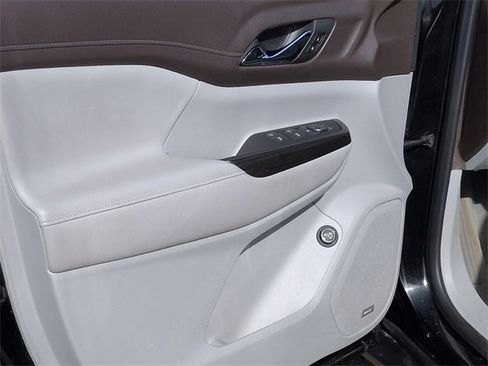 Used 2023 GMC Acadia SLT image 14