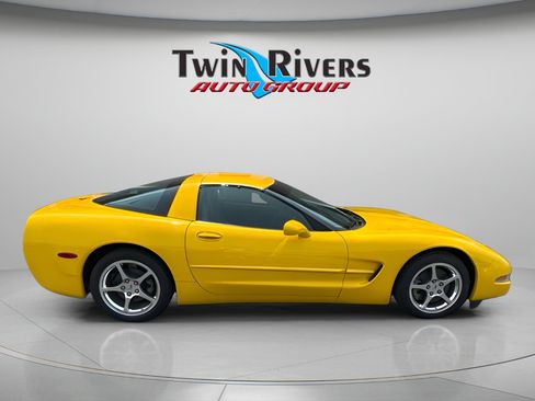 Used 2004 Chevrolet Corvette Coupe w/ Preferred Equipment Group RWD image 6