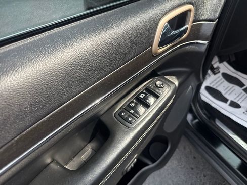 Used 2017 Jeep Grand Cherokee Limited image 11