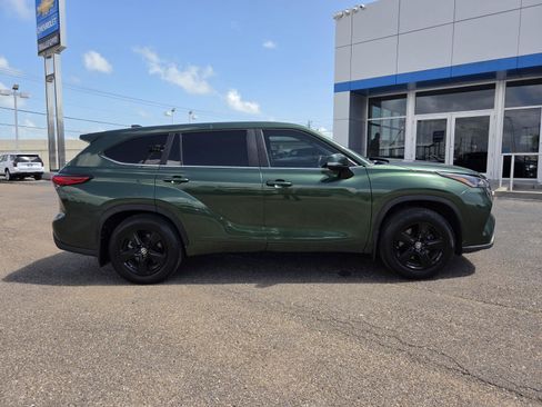 Used 2023 Toyota Highlander L FWD image 6
