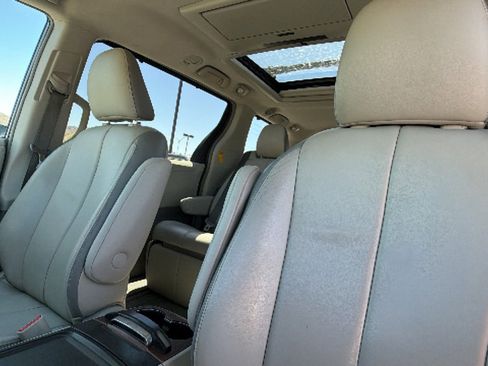 Used 2014 Toyota Sienna Limited w/ Limited Premium Package AWD/4WD image 8