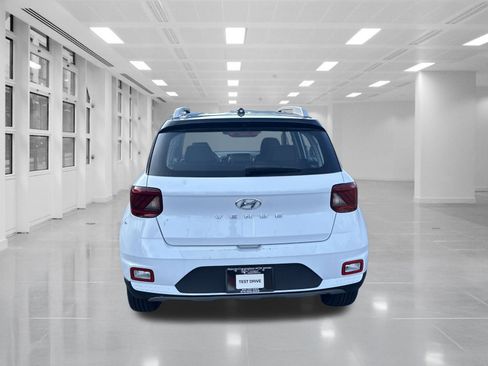 Used 2023 Hyundai Venue Limited image 6