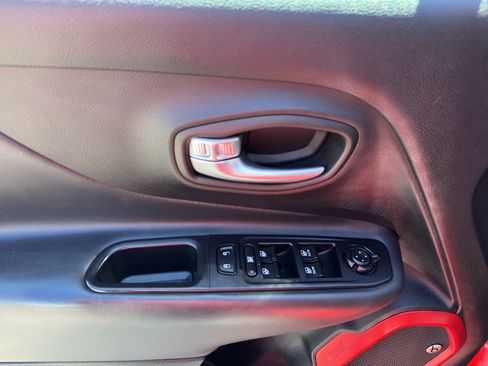 Used 2018 Jeep Renegade Trailhawk AWD/4WD image 20