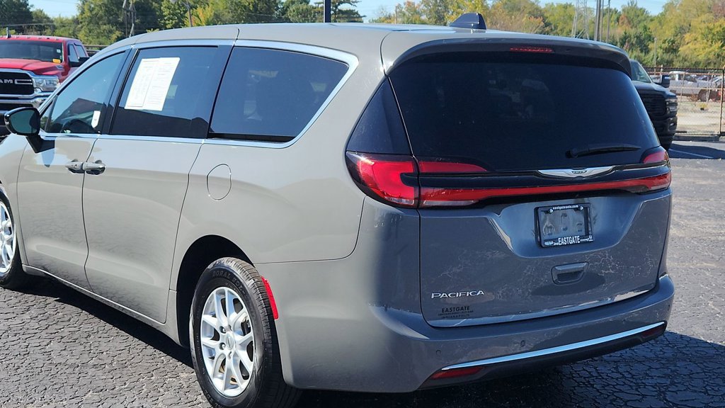 Used 2025 Chrysler Pacifica Select FWD image 6