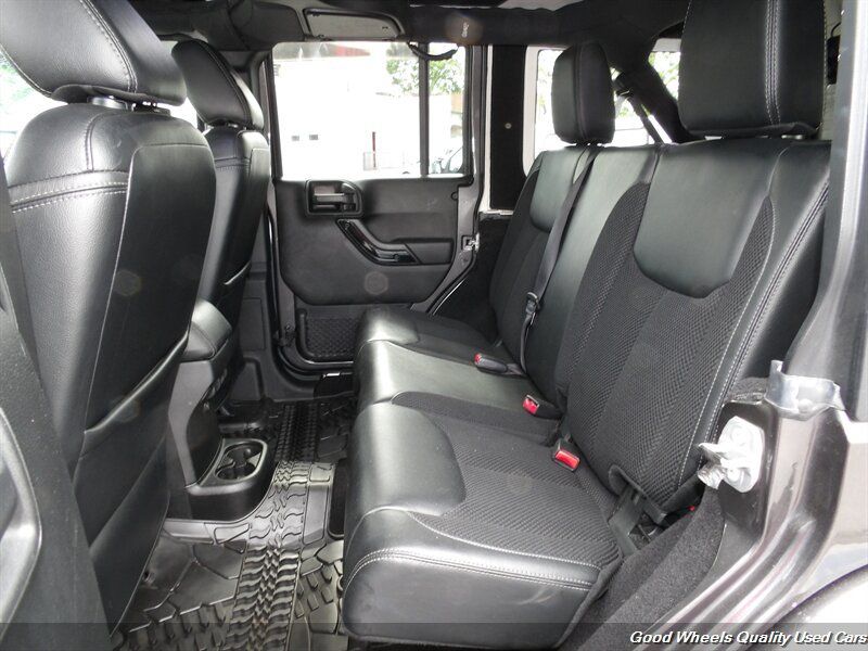 Used 2017 Jeep Wrangler Unlimited Sahara AWD/4WD image 13