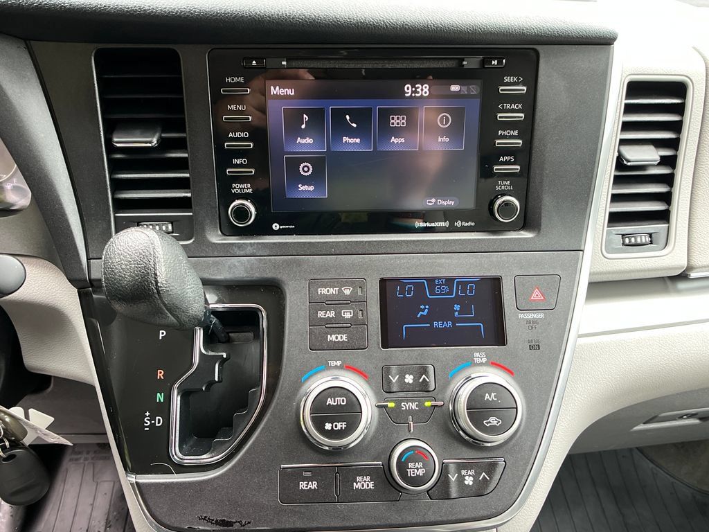 Used 2018 Toyota Sienna LE AWD/4WD image 17
