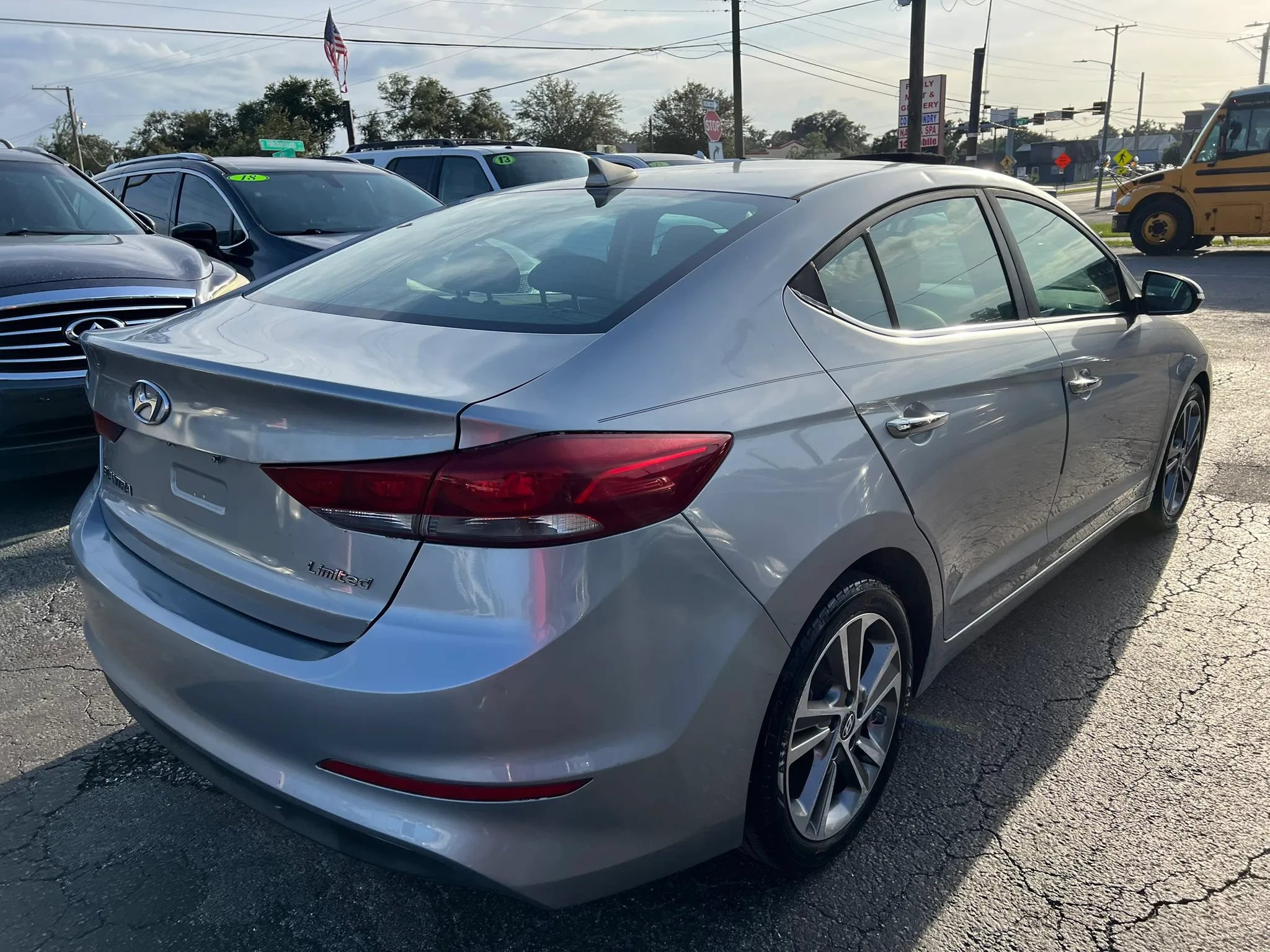 Used 2017 Hyundai Elantra Limited FWD image 5