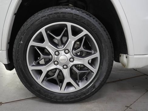 Used 2020 Jeep Grand Cherokee Overland AWD/4WD image 30