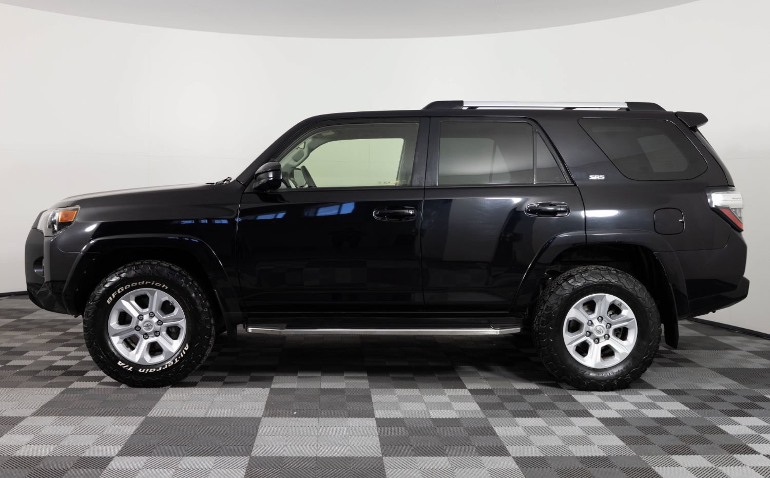 Used 2019 Toyota 4Runner SR5 AWD/4WD image 3