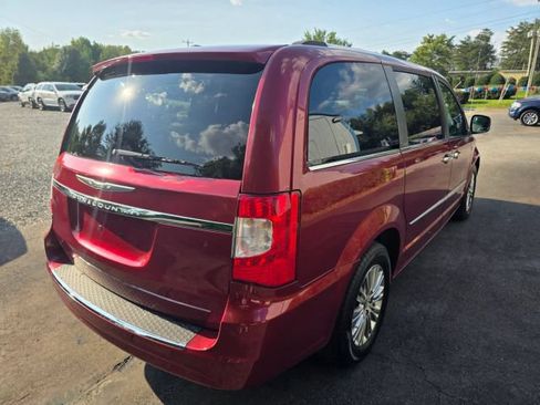 Used 2014 Chrysler Town & Country Touring-L FWD image 5