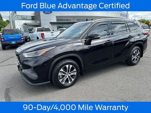 Used 2021 Toyota Highlander XLE AWD/4WD image 3