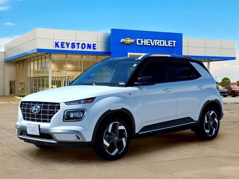 Used 2025 Hyundai Venue Limited FWD image 3