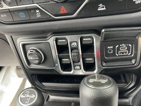 Used 2025 Jeep Wrangler Sahara image 29