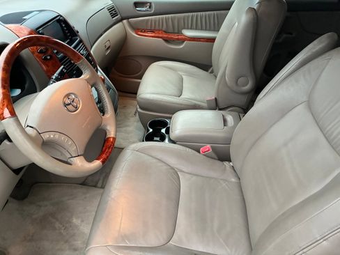 Used 2010 Toyota Sienna XLE image 5