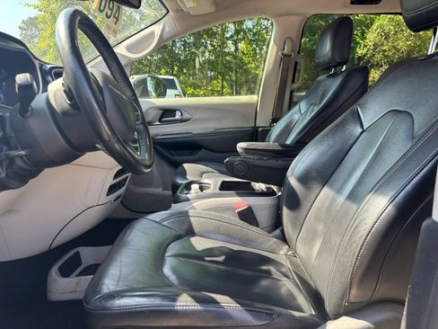 Used 2022 Chrysler Pacifica Touring-L FWD image 16