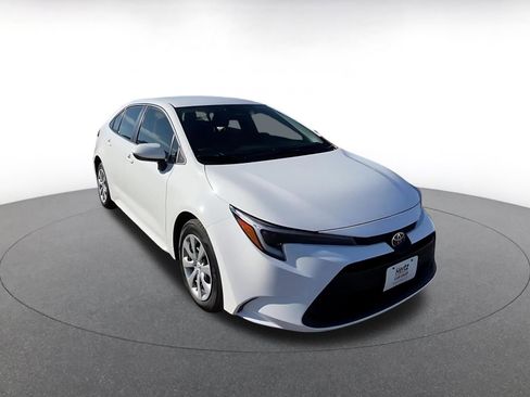 Used 2025 Toyota Corolla LE image 3