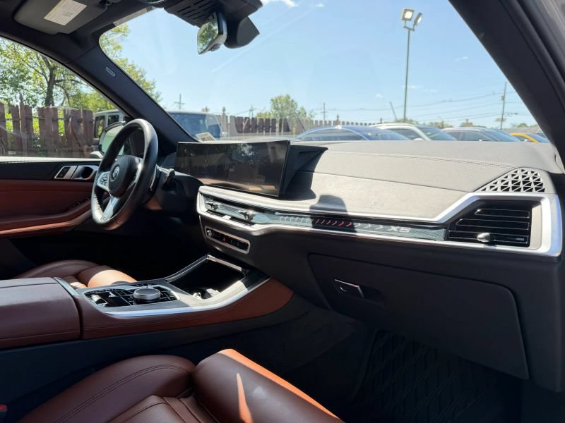 Used 2025 BMW X5 xDrive40i w/ M Sport Package AWD/4WD image 31